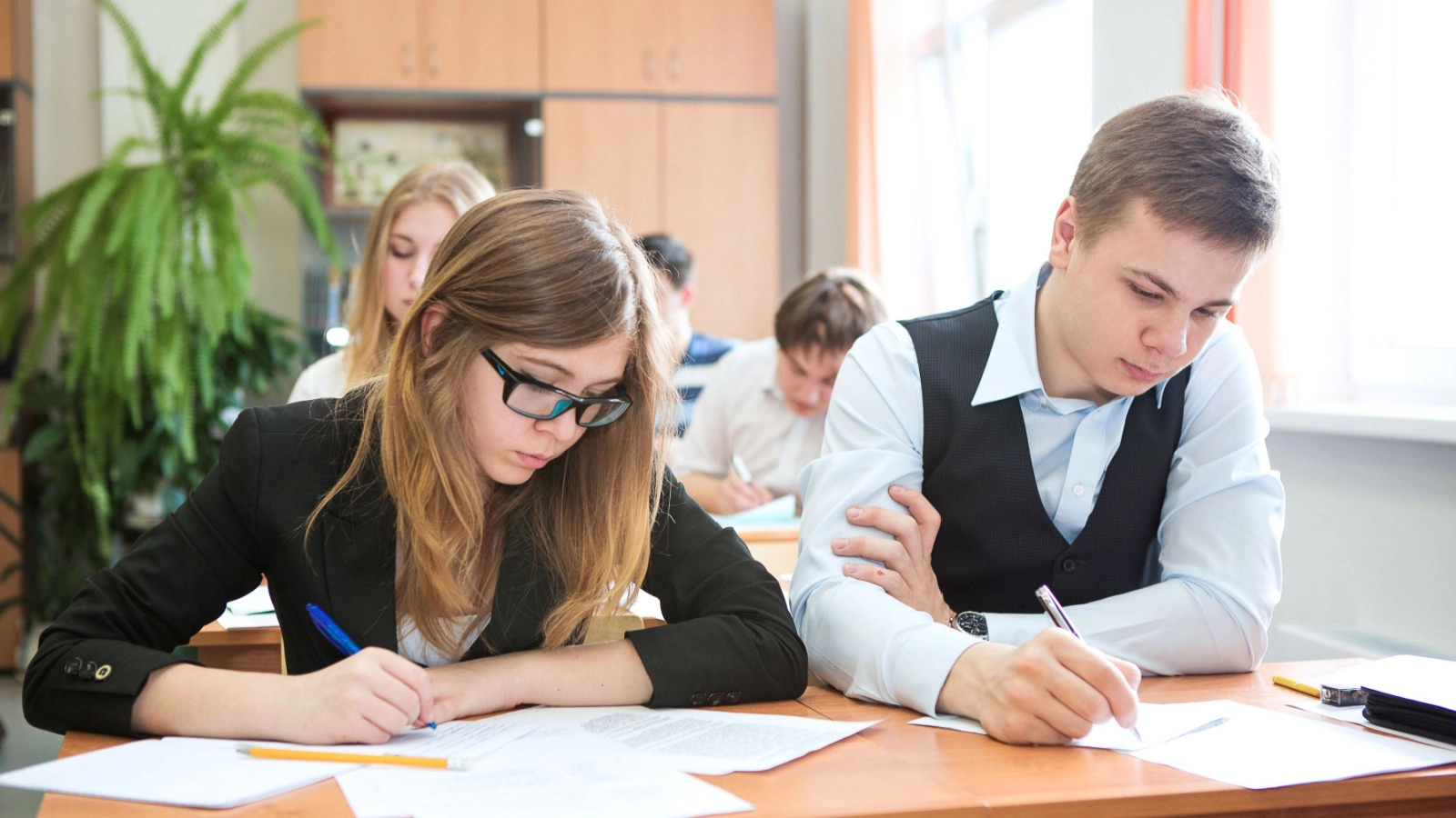 Иногда в составное глагольное сказуемое входит глагол-связка и краткое прилагательное