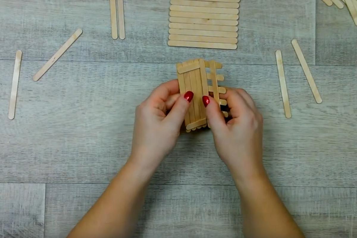 Как сделать новогодний домик из палочек от мороженого