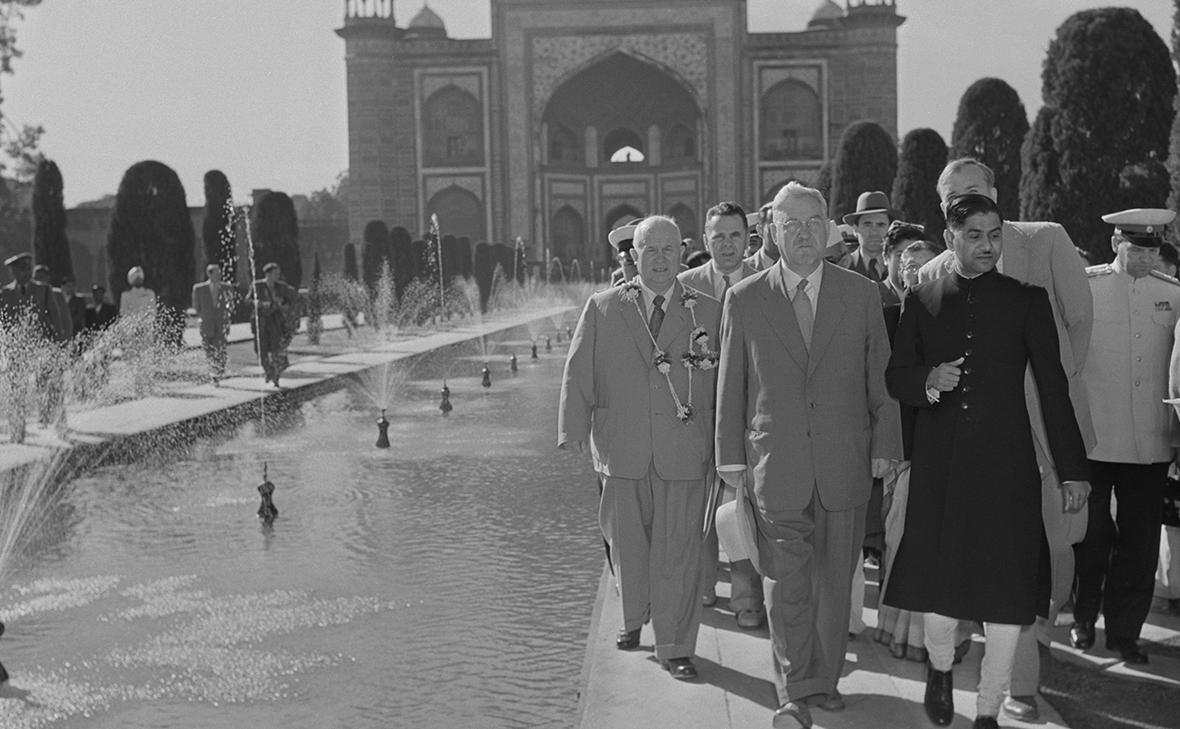 Председатель Совета министров СССР Николай Александрович Булганин (слева на первом плане) и первый секретарь ЦК КПСС Никита Сергеевич Хрущев (слева на втором плане) у главных ворот мавзолея-мечети Тадж-Махал (архивное фото)