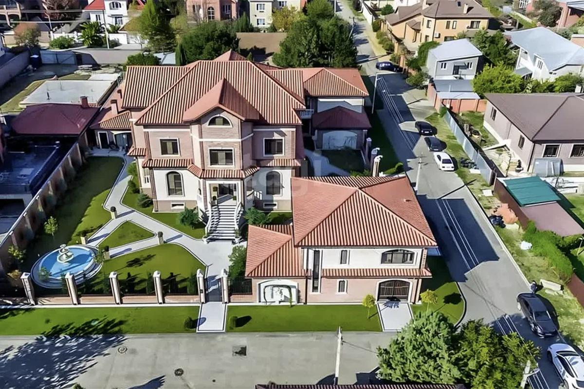 Как выглядят самые дорогие продающиеся в мегаполисах России дома