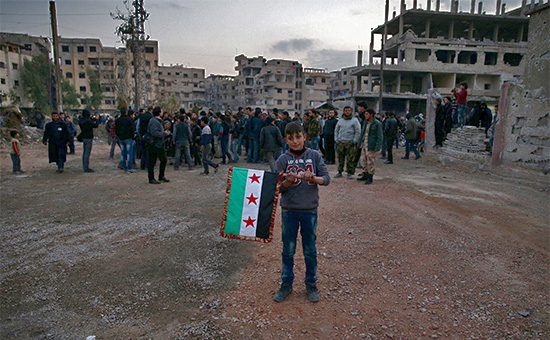 Мирные жители и солдаты оппозиционных сил в пригороде Дамаска, Сирия, 23 февраля 2015 года