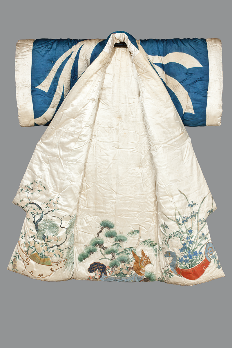 Кимоно для сна. Япония, 1780-1830
Шелковый атлас, узорный атлас, шелковые и металлические нити; ткачество, ручное крашение, рисунок тушью, вышивка
