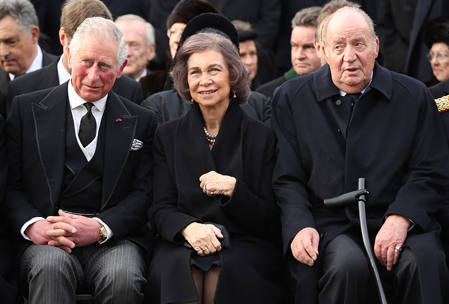 Британский принц Чарльз, бывшая королева Испании София и бывший король Испании Хуан Карлос на похоронах Михая I
