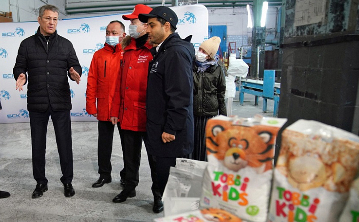 Радий Хабиров (слева) во время посещения производственных объектов &laquo;Башкирской содовой компании&raquo;