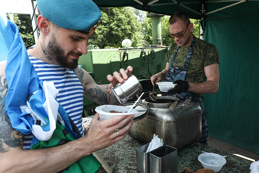 На фото: полевая кухня в Парке Горького

В меню полевых кухонь, установленных к празднику, &mdash;&nbsp;гречневая каша с тушенкой и сладкий чай