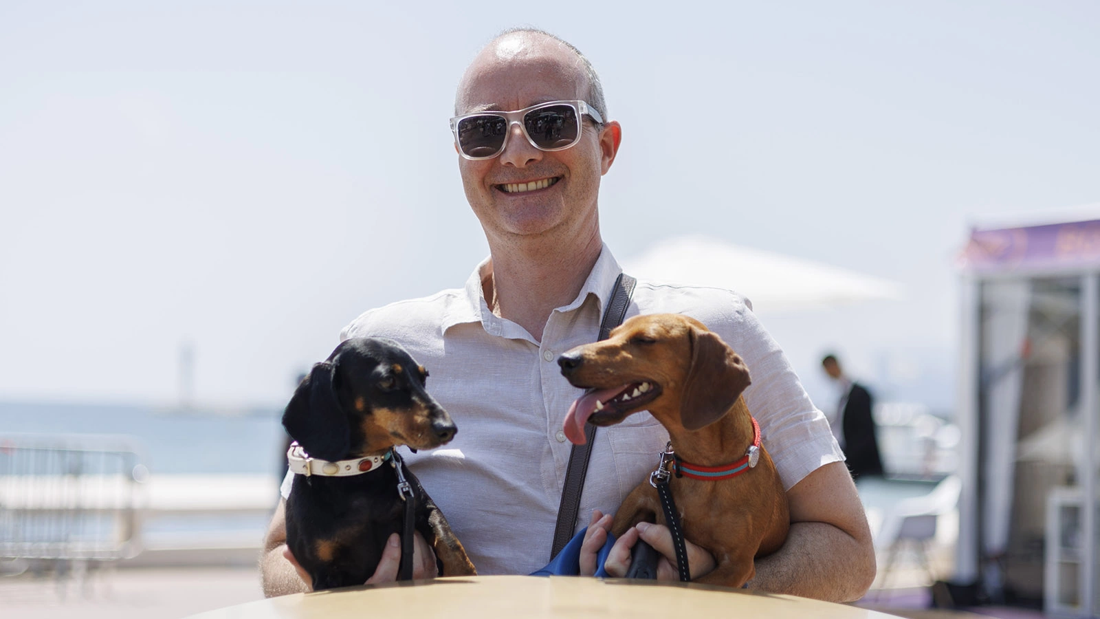 <p>Мужчина позирует со своими собаками во время 75-го ежегодного Каннского кинофестиваля, 2022 год</p>
