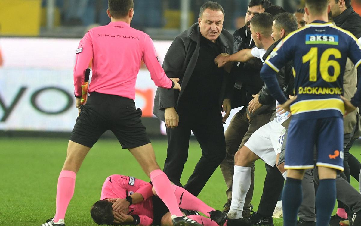 Президент турецкого футбольного клуба объяснил нападение на судью