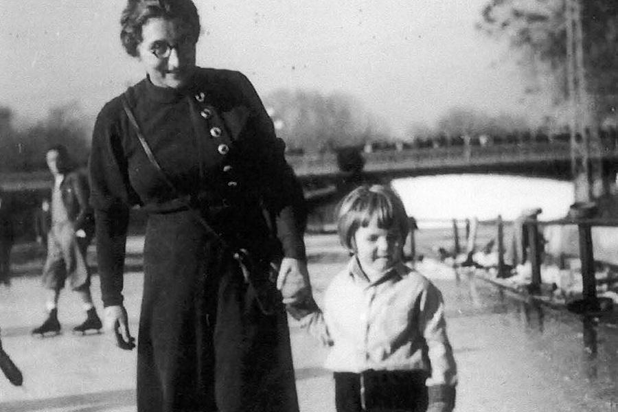 Джордж Сорос с матерью, 1934 год