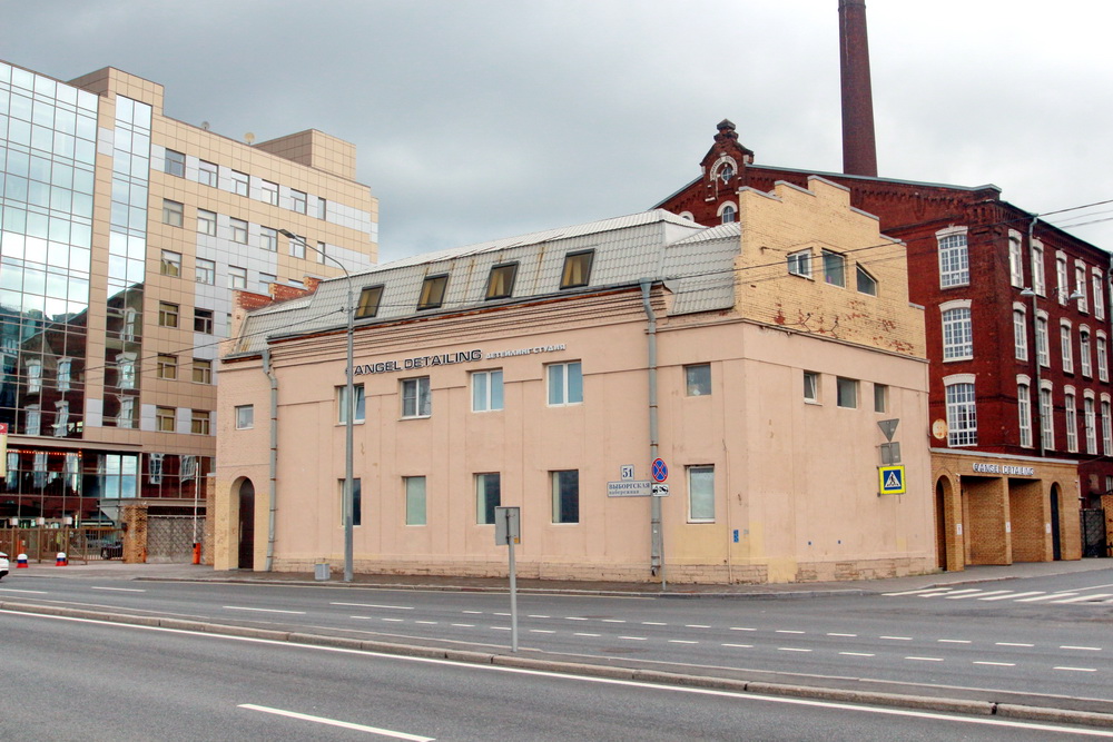 Здание исторической фабрики &laquo;Красный маяк&raquo; на Выборгской набережной