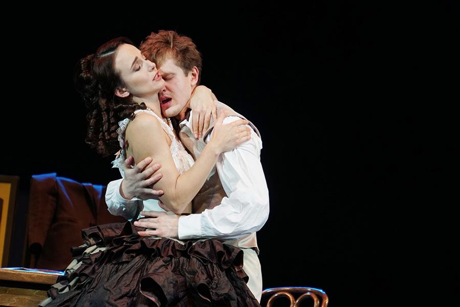 Анна Снаткина и Денис Нурулин в спектакле &laquo;На всякого мудреца довольно простоты&raquo; в постановке Олега Табакова в Московском губернском театре, 2019 год