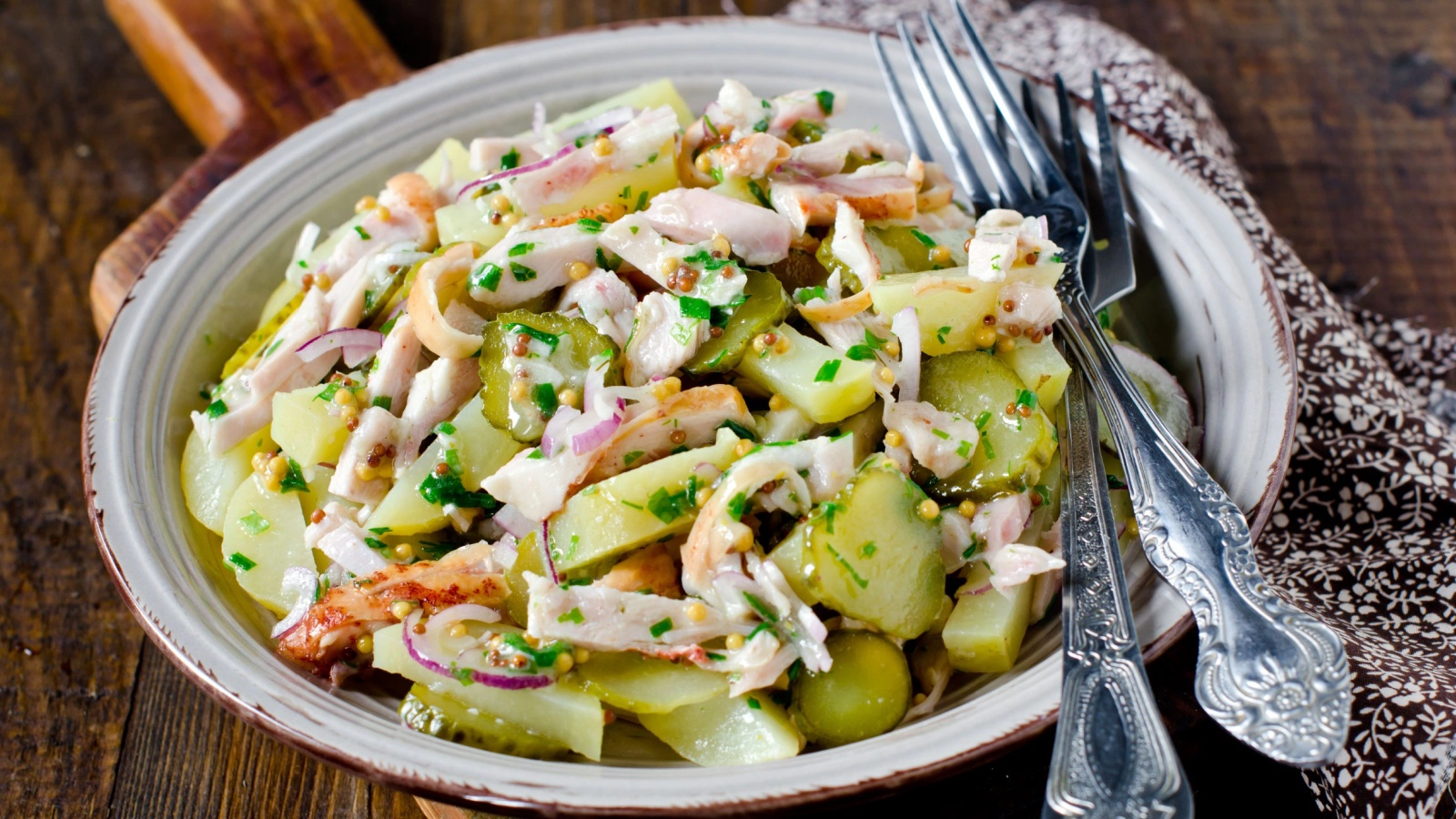 Салат с солеными огурцами лучше подавать через 10–15 минут после приготовления