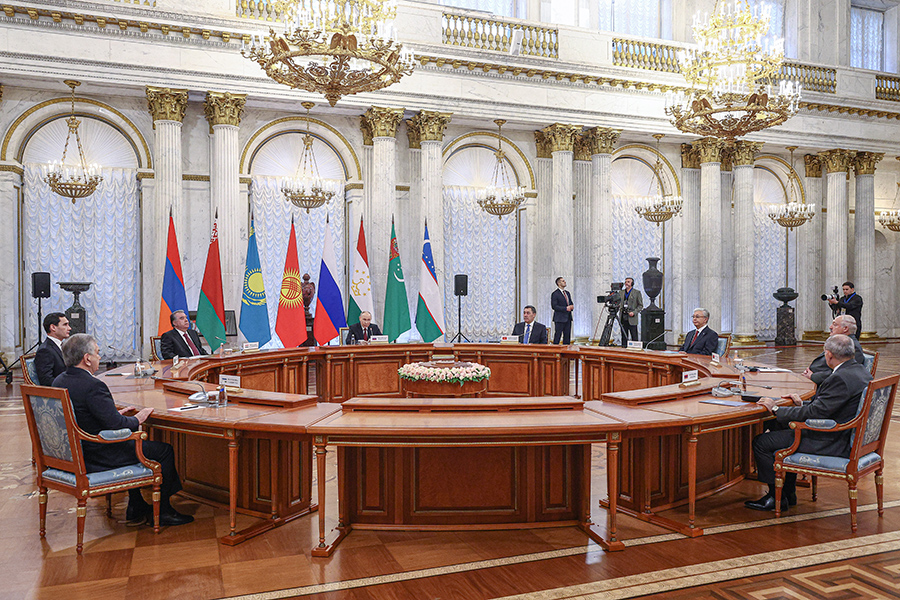 Прогулявшись по Эрмитажу, лидеры стран СНГ собрались на неформальный саммит в Георгиевском зале музея, который также называют Большим тронным залом.