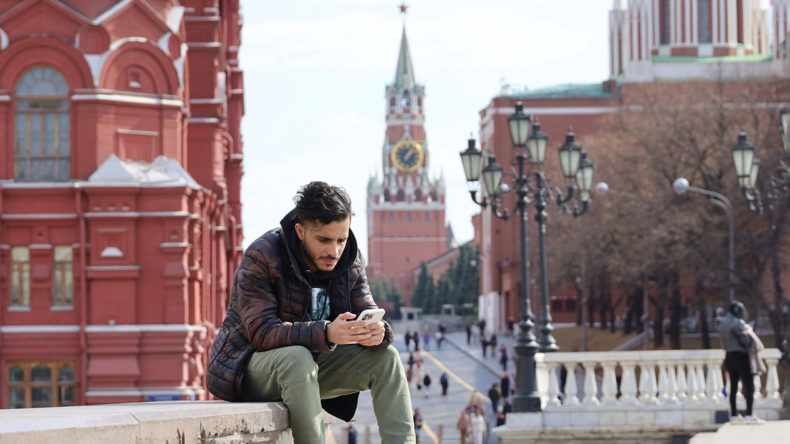 В публичных Wi-Fi любой обмен данными потенциально опасен: передаваемые файлы могут быть перехвачены