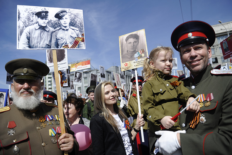 Участники акции памяти &laquo;Бессмертный полк&raquo; с фотопортретами фронтовиков в Новосибирске.