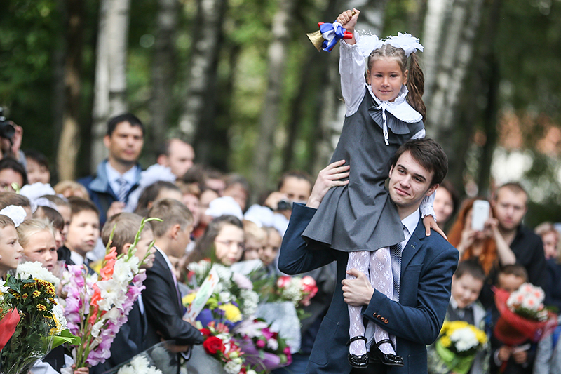 Учащиеся гимназии №1551 во время торжественной линейки, посвященной Дню знаний, Москва
