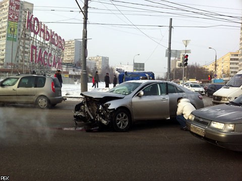 Крупное ДТП в Москве: на Профсоюзной перевернулась легковушка