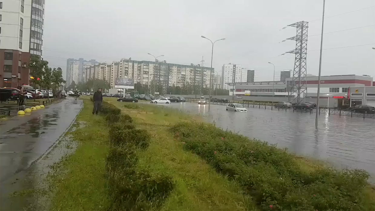 Погода в колпино сегодня по часам. Приморский район затопило. Приморский проспект с-ПБ затопило. Потоп на Парашютной. СПБ Комендантский проспект потоп.