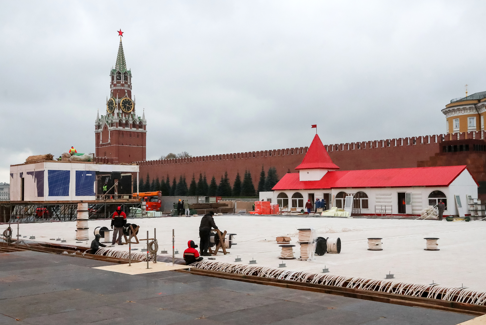 Во время работ по монтажу ГУМ-катка на Красной площади