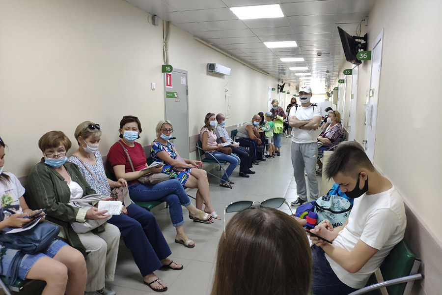 В Пермском крае привиться от коронавируса можно в 55 медицинских учреждениях, однако для этого нужна предварительная запись. Без нее прививку от COVID-19 можно сделать в мобильных пунктах вакцинации