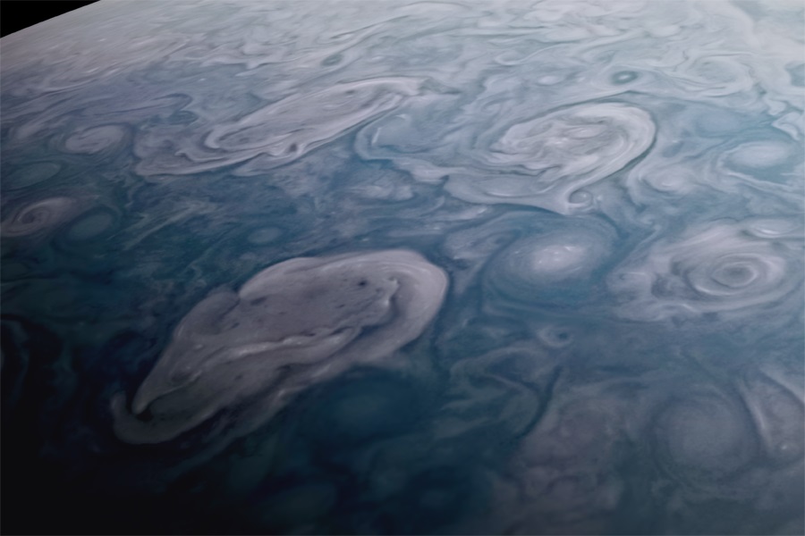 Юпитер. Пролет над Северными циркумполярными циклонами