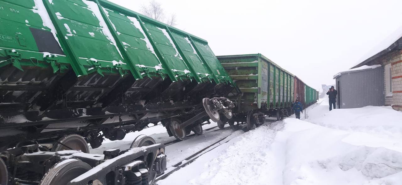 В Пермском крае после схода с рельс вагонов поезда погиб человек