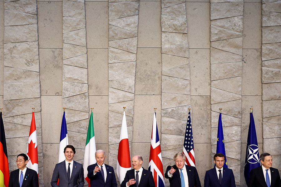На фото слева направо: премьер-министр Японии Фумио Кисида, премьер-министр Канады Джастин Трюдо, президент США Джо Байден, канцлер ФРГ Олаф Шольц, премьер-министр Великобритании Борис Джонсон, президент Франции Эмманюэль Макрон и премьер-министр Италии Марио Драги на саммите G7 в Брюсселе, Бельгия, 24 марта 2022 года.

В марте 2022 года &laquo;Группе семи&raquo; пришлось собраться на внеочередной саммит из-за начавшейся месяцем ранее российской военной операции. Участники группы договорились усилить давление на Россию, в том числе санкционное, а также найти пути обеспечения продовольственной безопасности