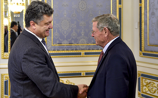 Президент Украины Петр Порошенко и американский сенатор Джим Инхов на встрече в Киеве