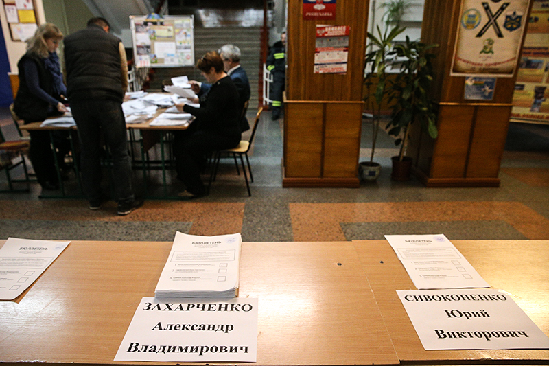 Во время подсчета голосов по окончании выборов главы ДНР и депутатов Народного Совета республики на одном из избирательных участков города.&nbsp;