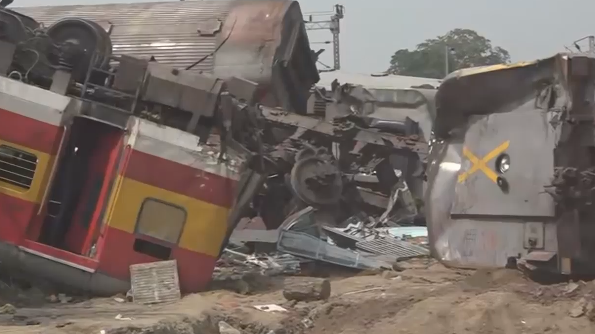 Кадры с места крушения поездов в Индии, где погибли почти 300 человек