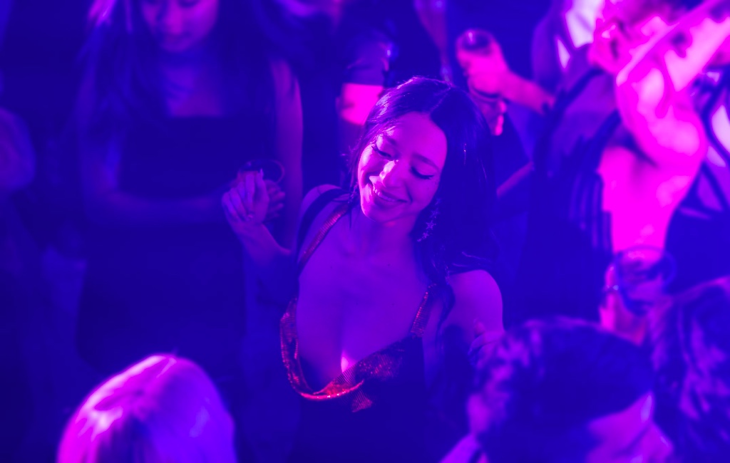 Махаббат эротикалық фильмін көріңіз Квинси туралы эротикалық өлеңдер