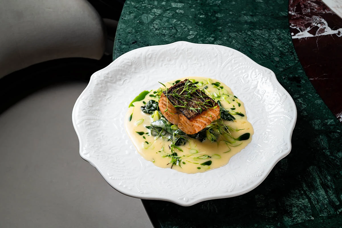 Запеченный стейк из лосося со сливочным шпинатом