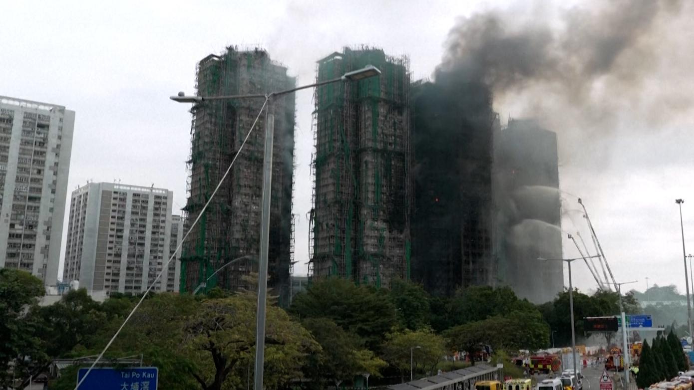 Число погибших при пожаре в высотках в Гонконге превысило 150 человек