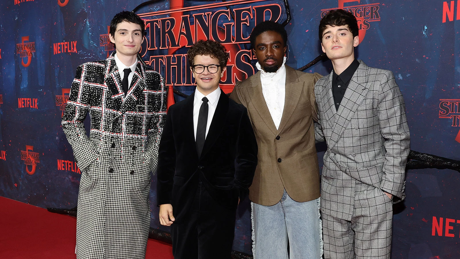 Финн Вулфхард, Гейтен Матараццо, Калеб Маклафлин и Ноа Шнапп на презентации пятого сезона сериала «Очень странные дела». 18 ноября 2025 года в Берлине