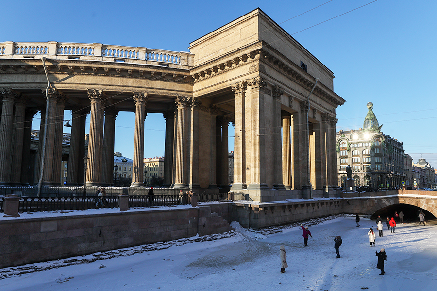 На фото: замерзший канал Грибоедова рядом с Казанским собором.