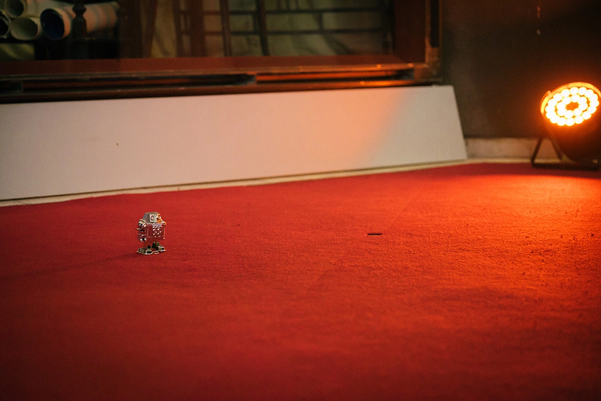 Иногда музейные работники отпускают игрушечного робота из СССР погулять по залам