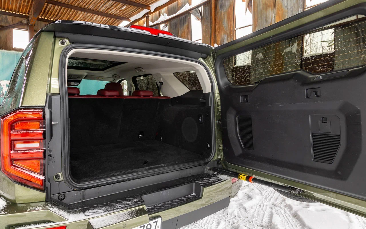 Массивная задняя дверь на&nbsp;Tank 400 открывается слева направо. От внезапного захлопывания отсек уберегает поворотный фиксатор