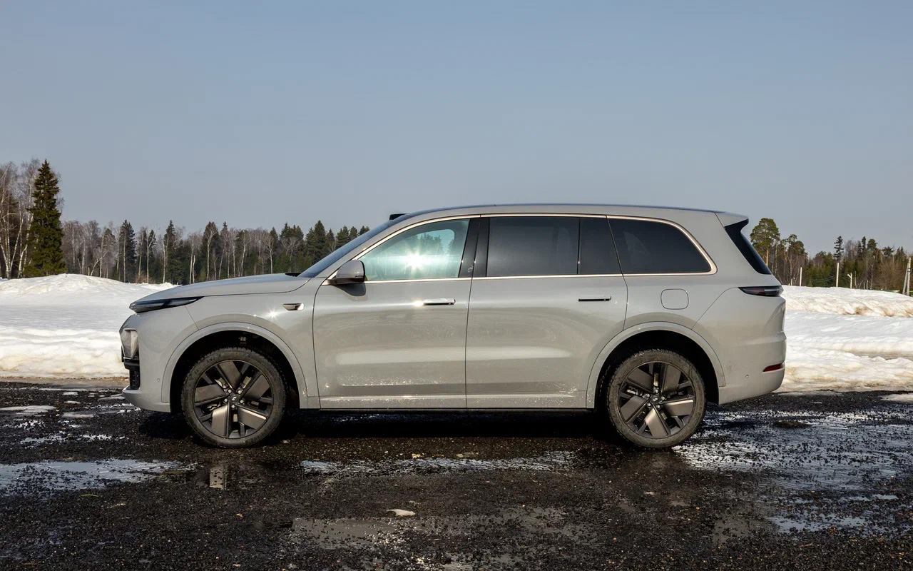 Благодаря активной двухкамерной пневмоподвеске&nbsp;клиренс Lixiang L9 можно изменять. Машина может автоматически приседать при посадке-высадке и&nbsp;приподниматься для езды по бездорожью. Величина дорожного просвета &mdash; от 176 до 216 мм&nbsp;