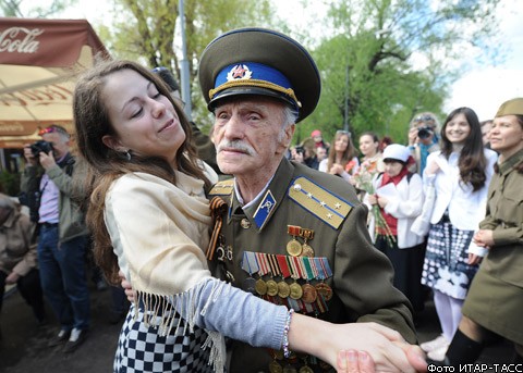 Тысячи людей празднуют День Победы на улицах Москвы