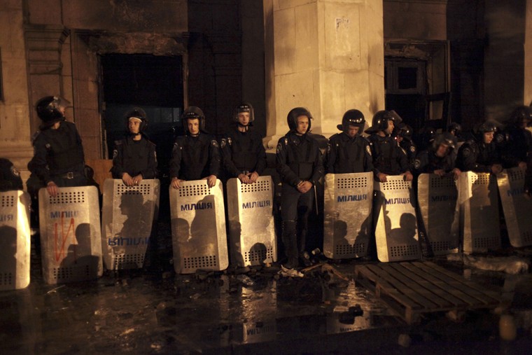 Украинская милиция охраняет сгоревшее здание Дома профсоюзов 