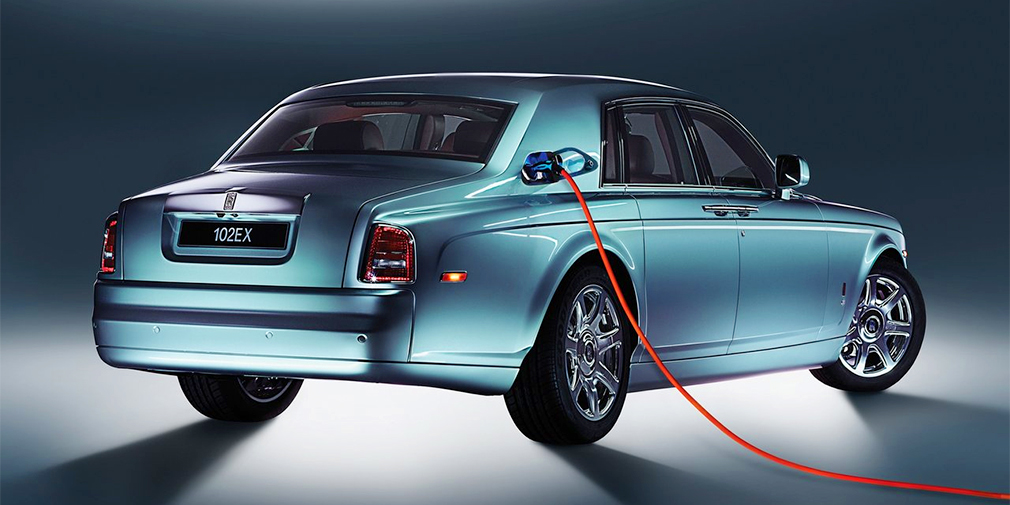 В 2011 г. Rolls-Royce представил свой первый электромобиль 102EX. Машину дали опробовать пятистам клиентам британской компаний и в результате решили не запускать ее в серию. Испытатели оценили характеристики (394 л.с. и 800 Нм), но раскритиковали недостаточный запас хода в 200 километров. Тем не менее, в будущем Rolls-Royce поедут на электротяге и получат автопилот.