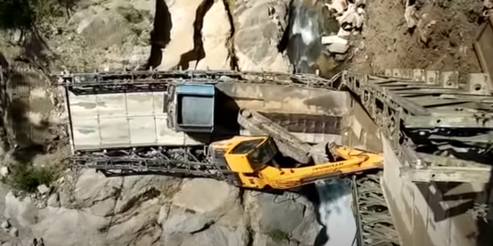 В Индии грузовик обрушил мост через ущелье. Видео