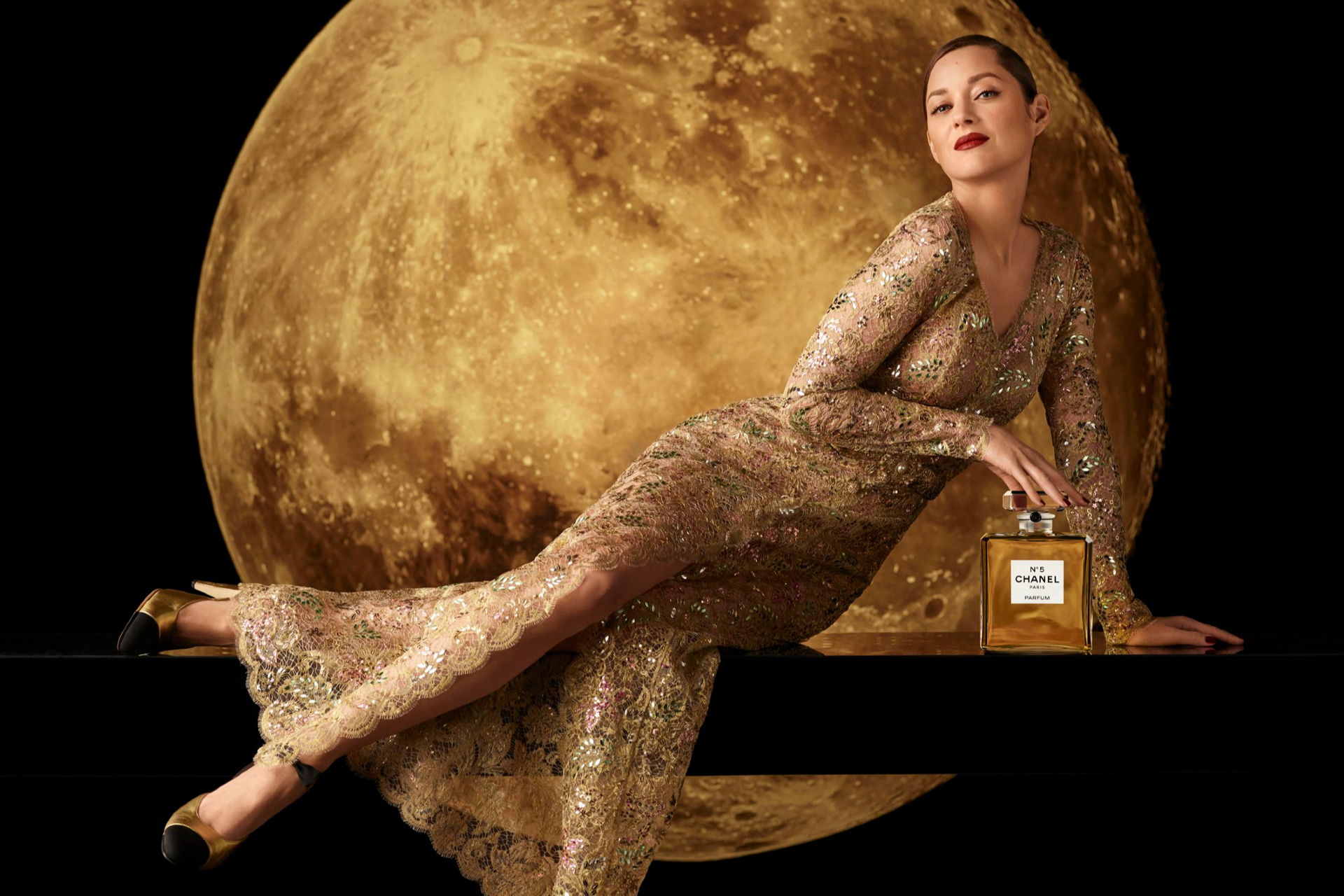 Марион Котийяр в рекламе аромата Chanel №5