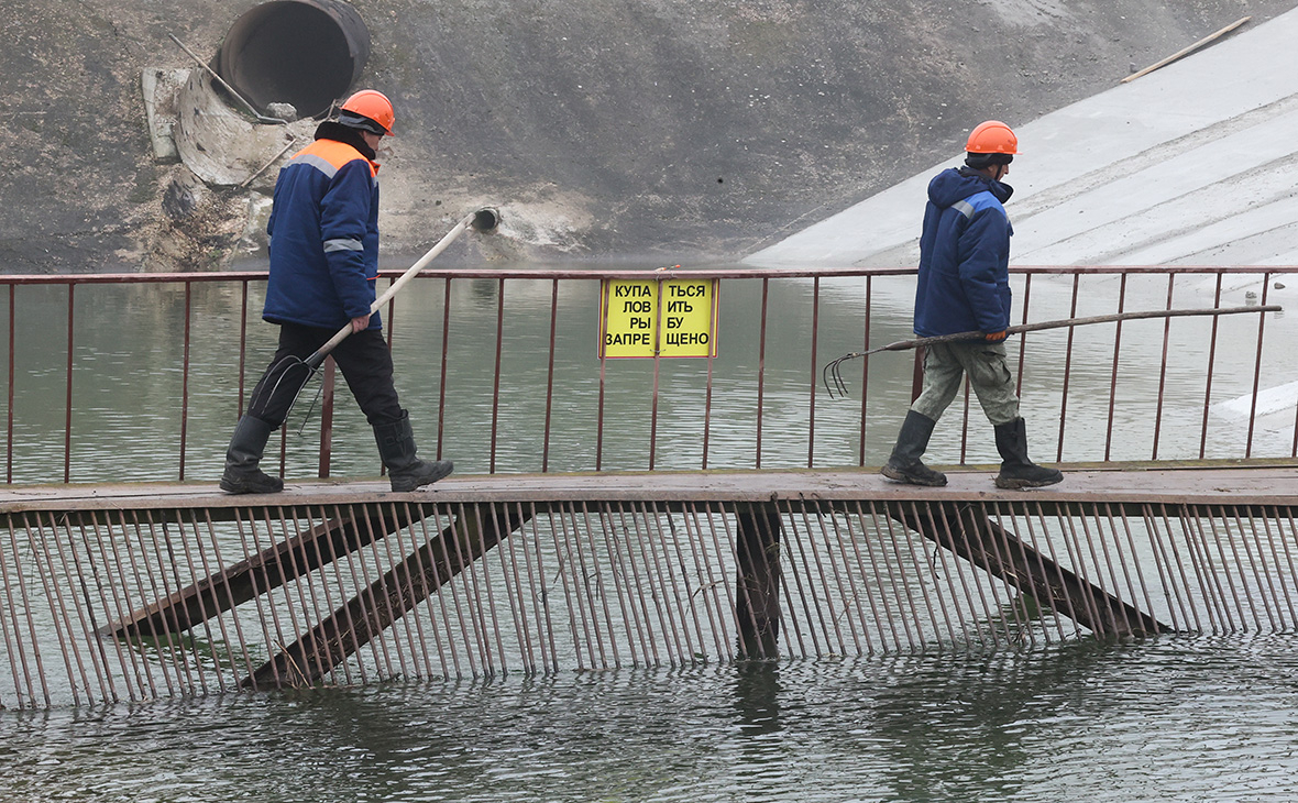 Сотрудники во время расчистки засоров на Северо-Крымском канале