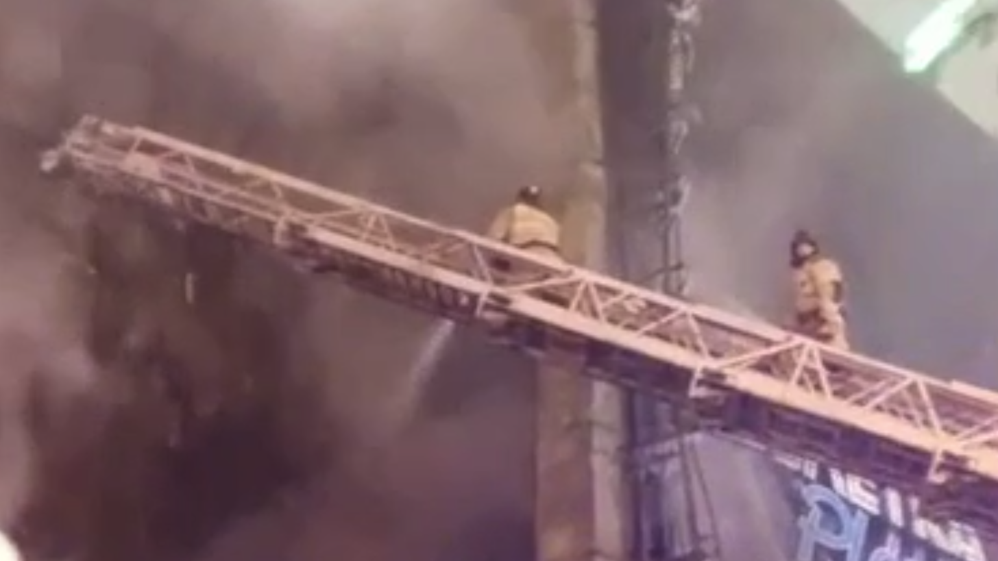 Спасатели потушили пожар в красноярском ТЦ. Видео