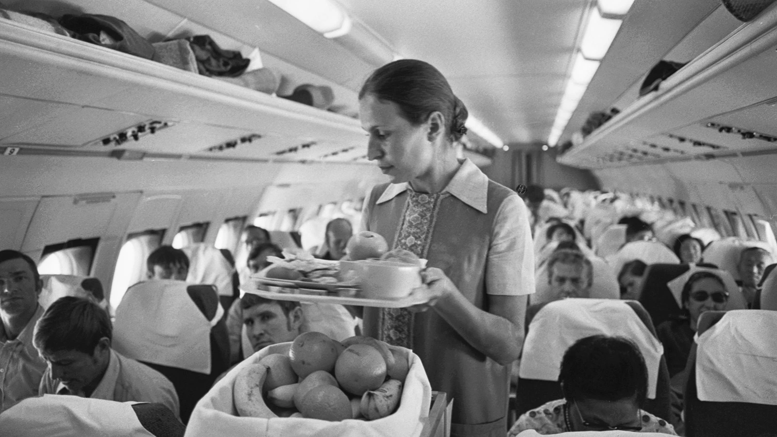 <p>Раздача завтрака в салоне воздушного лайнера &laquo;Аэрофлота&raquo;&nbsp;в начале 1970-х</p>