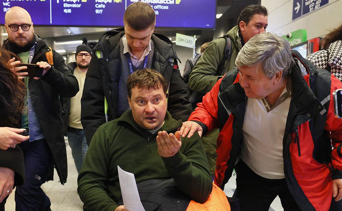 Пилот Дмитрий Беляков (в центре) в международном аэропорту Внуково во время возвращения