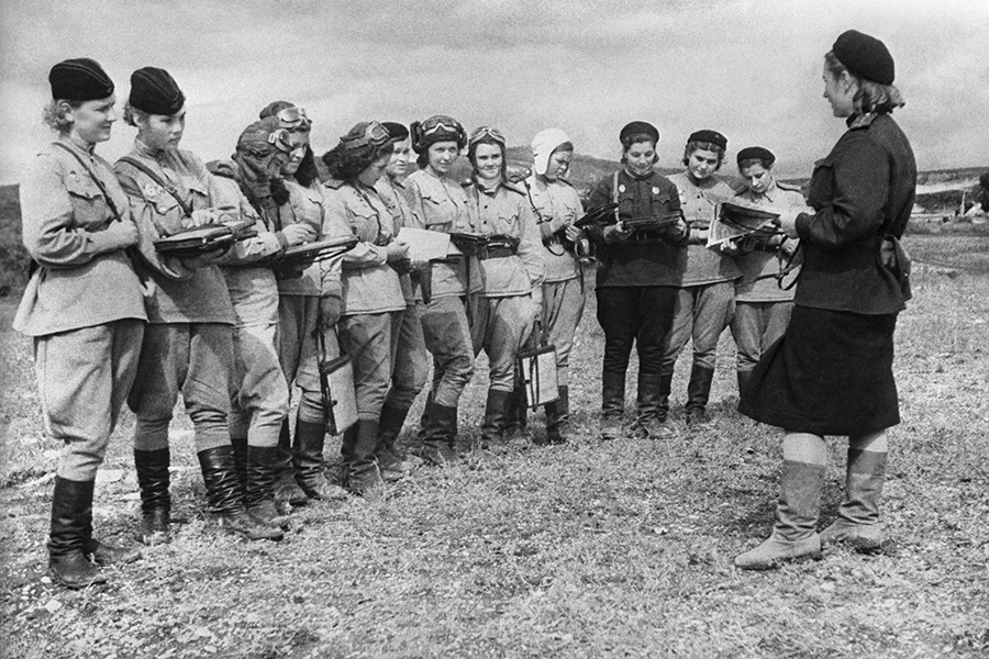 Летчицы 46-го гвардейского ночного бомбардировочного авиационного Таманского полка, 1943 год.

Конечно, то, что авиаполк состоял исключительно из женщин, накладывало на него свой отпечаток. Ракобольская вспоминала, что девушки собирали в полях цветы, возили в самолетах котят, танцевали в нелетную погоду на аэродроме, вышивали на портянках незабудки. Когда их отстраняли от полетов, они горько плакали. Однажды девушки постирали белье и развесили его прямо на тросы под крыльями самолета. Когда это увидел командующий армией Константин Вершинин, он долго не мог простить такого кощунства: &laquo;Вы только подумайте, белье&nbsp;&mdash; на боевые машины&raquo;.

В свободное время девушки организовывали нечто вроде &laquo;академии&raquo;. Они рассказывали друг другу сказки и легенды о созвездиях, читали баллады Жуковского и истории о подвигах рыцарей. А к концу войны, как вспоминала Гельман, в полку распространилась повальная болезнь: все начали вышивать. &laquo;Как только появлялось свободное время, все вышивали. Я всегда любила читать. Поэтому я читала, а [все вокруг меня] шили&raquo;.