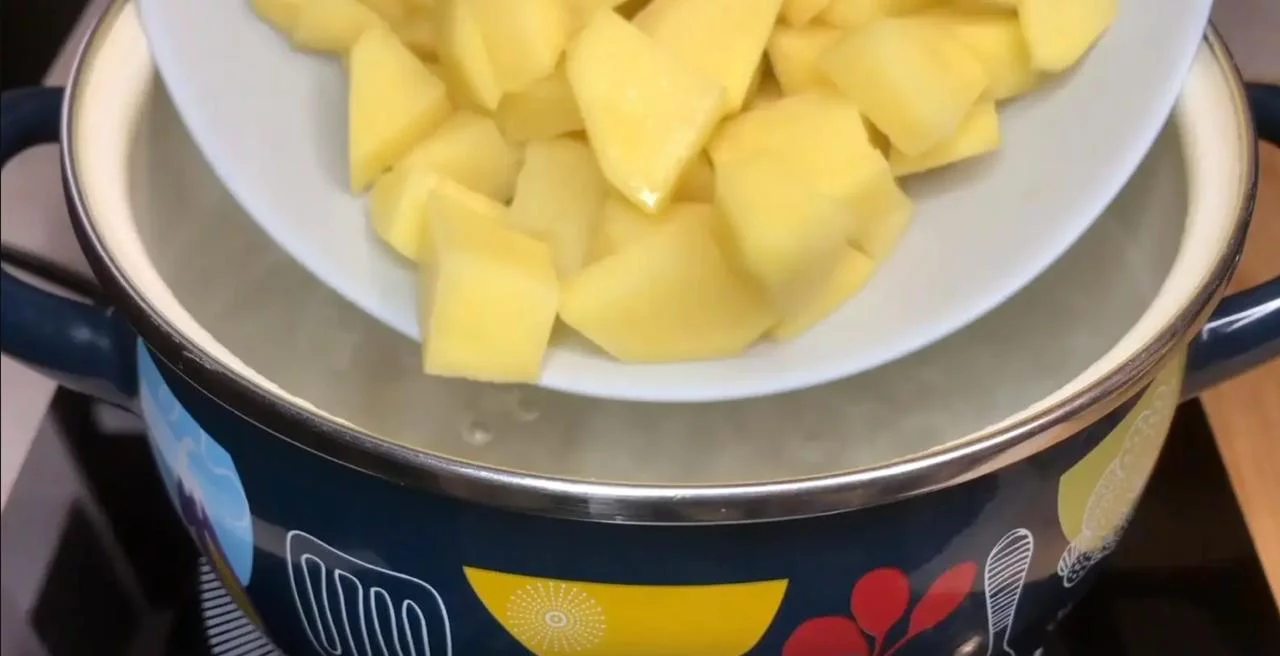 Добавьте в воду картофель