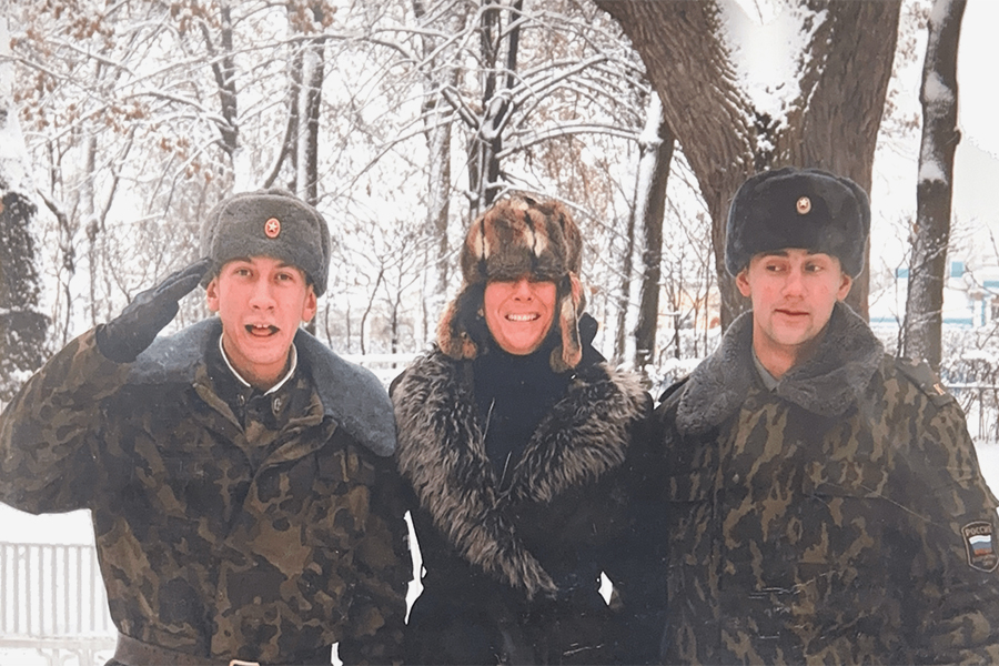 Гислейн Максвелл с мужчинами в российской военной форме