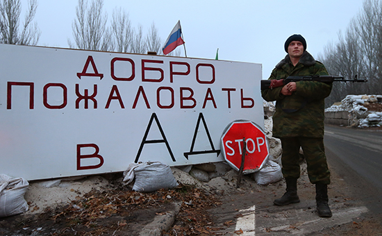Ополченец ДНР на блокпосту на въезде в Горловку